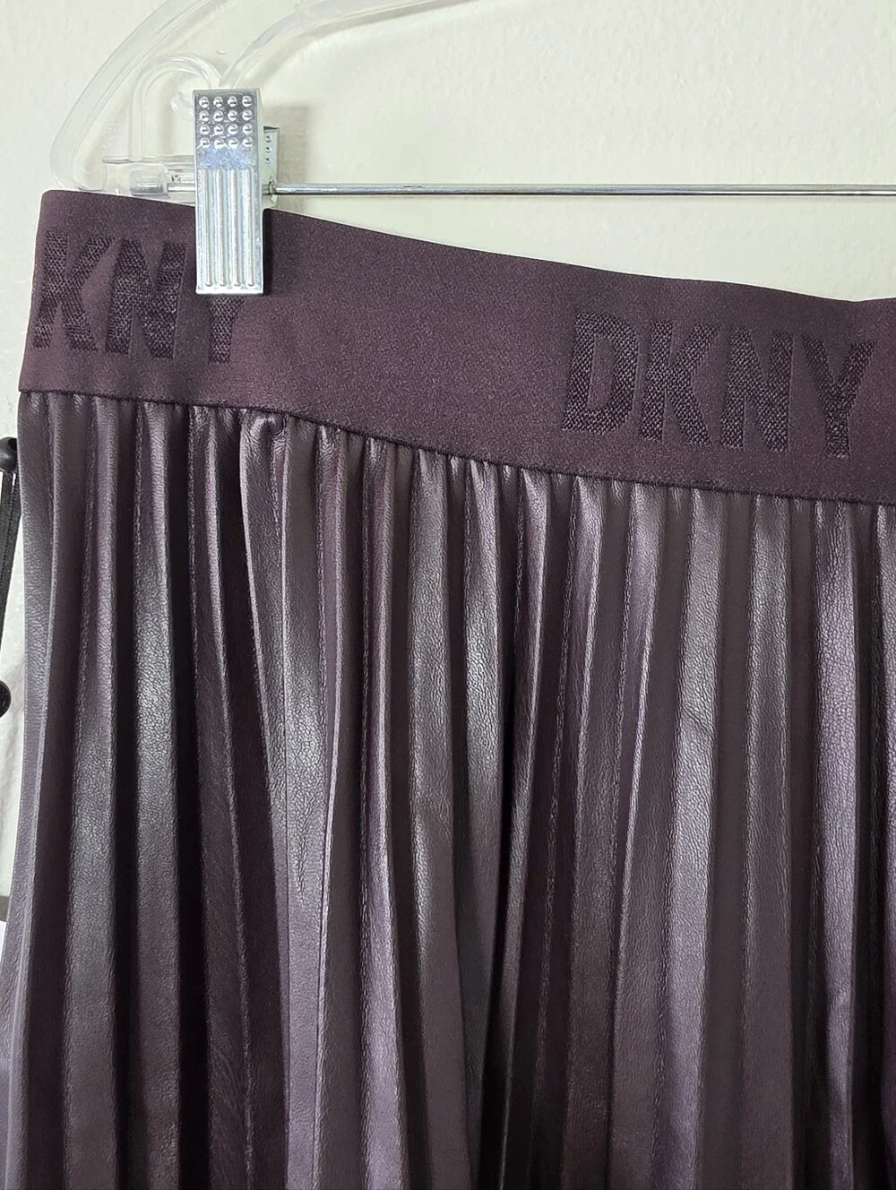 DKNY pleated faux-leather mini skirt in a deep plum Large - Picture 4 of 9